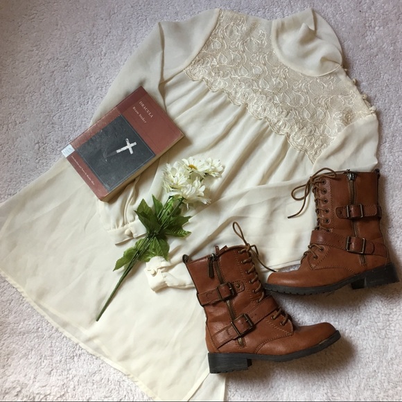 Vintage Tops - 🍁Offwhite Lloyd Williams Victorian top🍁